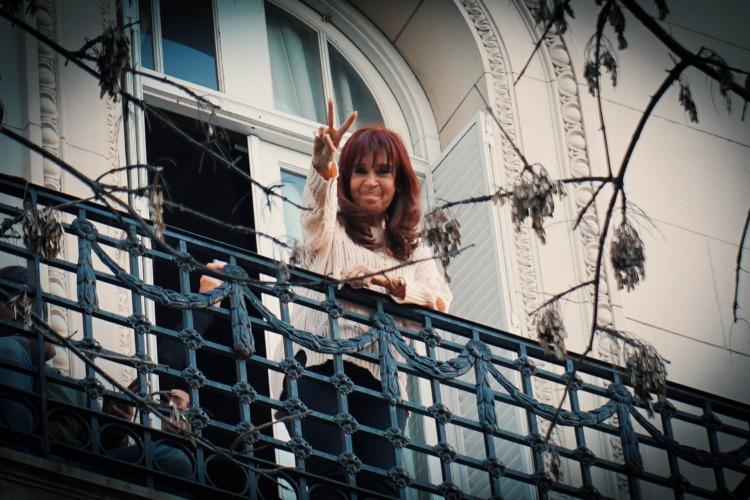 La estrategia que podría llevar adelante Cristina Kirchner para ser candidata: ya lo hicieron otros líderes de la región