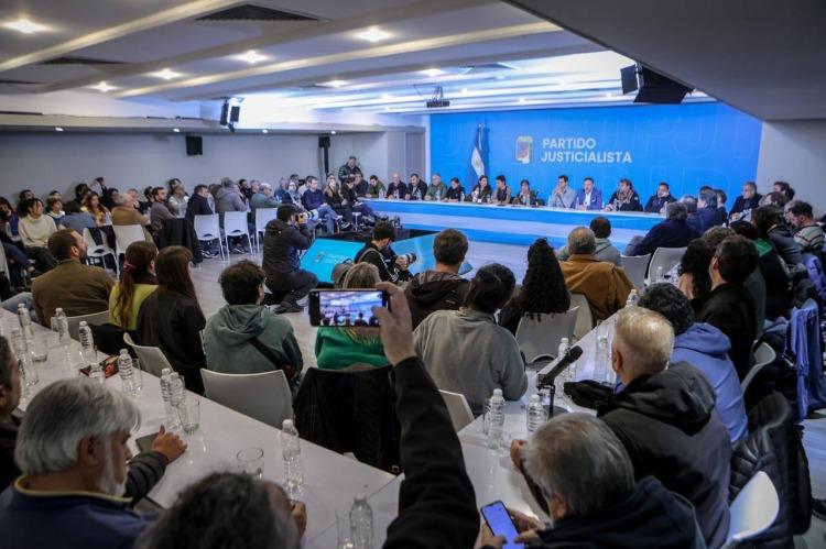 Más de 60 espacios políticos y sindicatos se organizan para apoyar a CFK