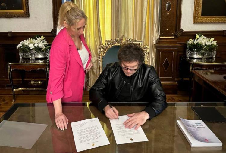 La motosierra avanza: A través de una batería de decretos, el Ejecutivo fusiona organismos, elimina programas y redefine prioridades