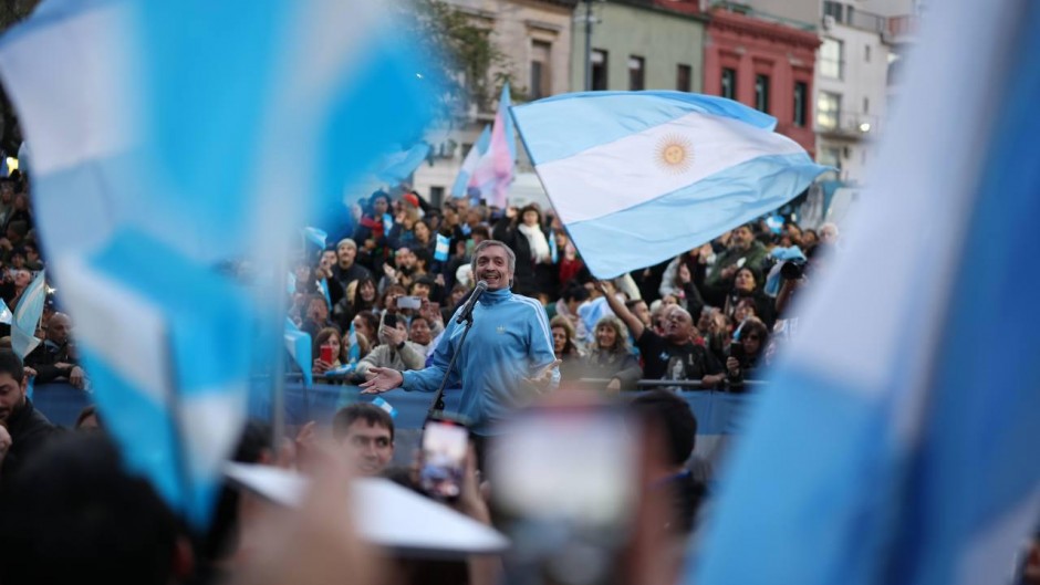 Máximo ya se muestra como candidato y hace campaña con audios de Cristina