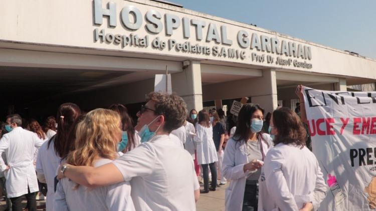 Abrazo simbólico en Hospital de Clínicas: médicos, residentes y estudiantes continúan en alerta ante la falta de fondos