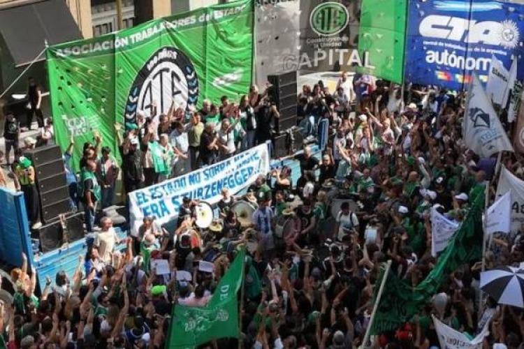 Revés para Milei: La justicia laboral suspendió el decreto que eliminaba el feriado por el Día del Trabajador estatal