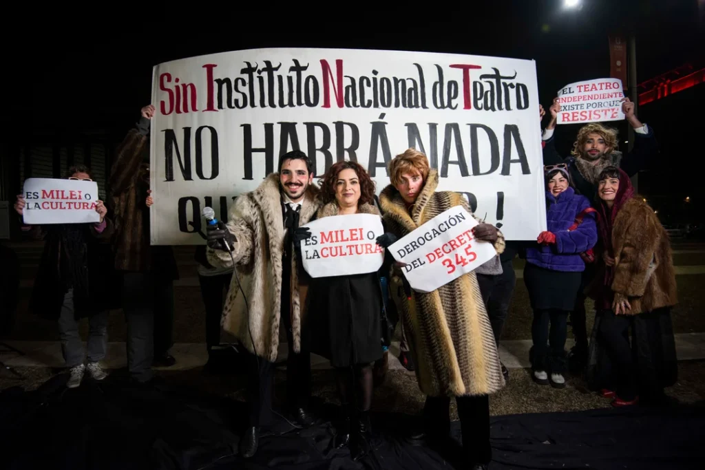 Motosierra a la cultura: El Gobierno avanza sobre el Instituto del Teatro y la CONABIP de Sarmiento