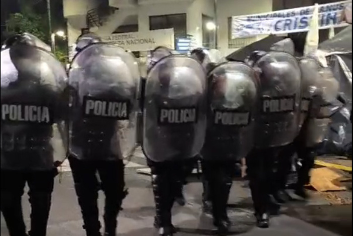 La Policía de la Ciudad desalojó a quienes acampaban frente al departamento de Cristina Kirchner