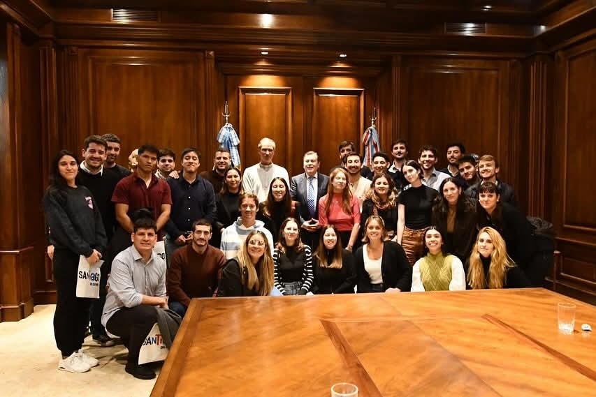 El gobernador Gerardo Zamora recibió a una delegación del Instituto Universitario CIAS