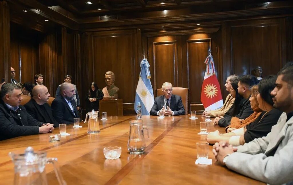 El Jefe de Gabinete recibió a 32 estudiantes de medicina que realizarán sus prácticas en la provincia
