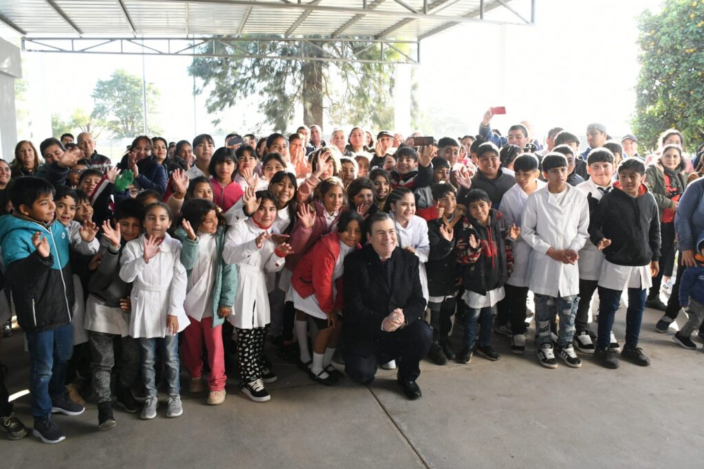 El Gobernador Zamora inauguró obras en cuatro instituciones educativas en Frías