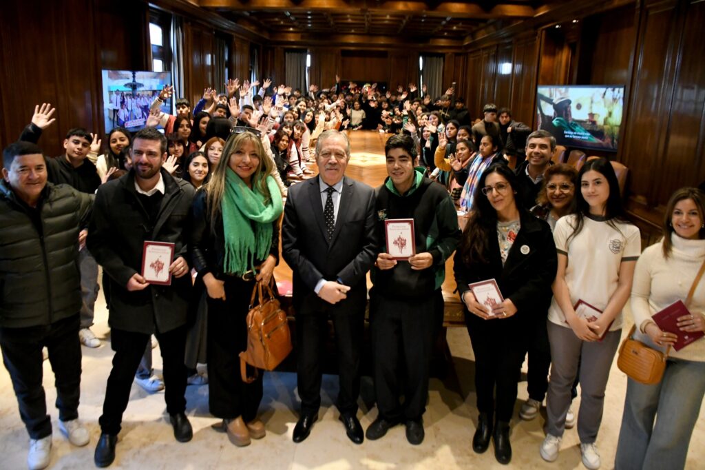 El Jefe de Gabinete recibió a estudiantes de Los Quiroga y de Fernández