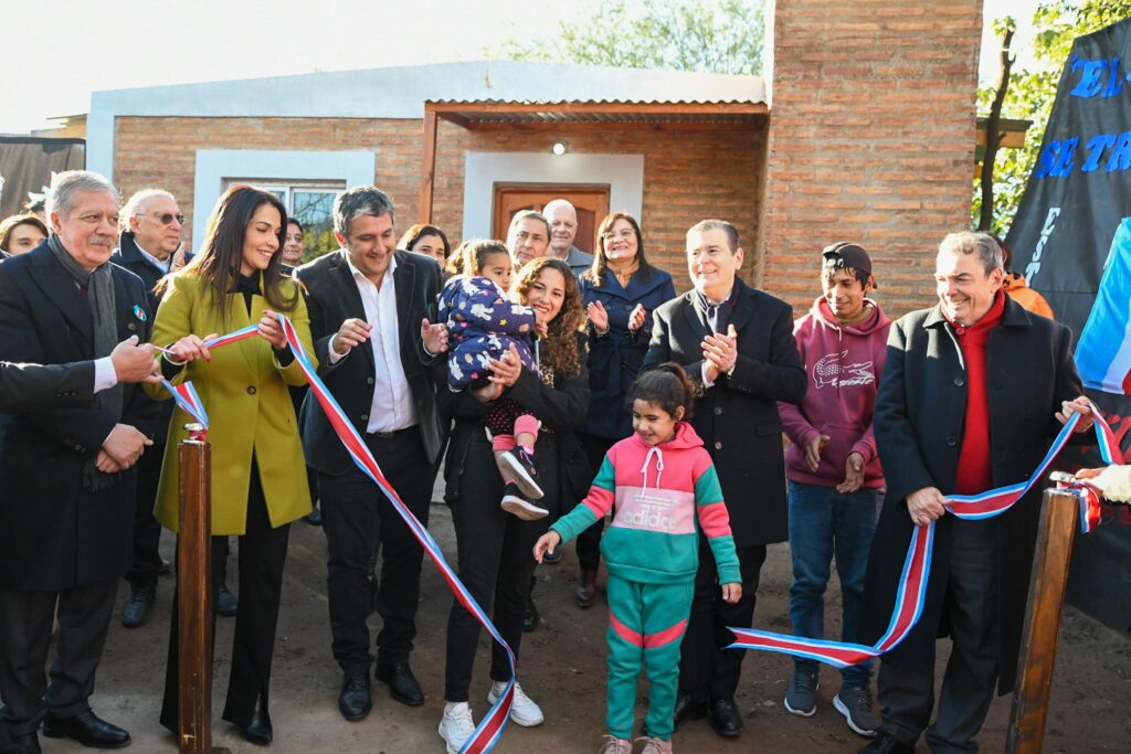 Zamora entregó 32 viviendas sociales para familias del departamento Choya