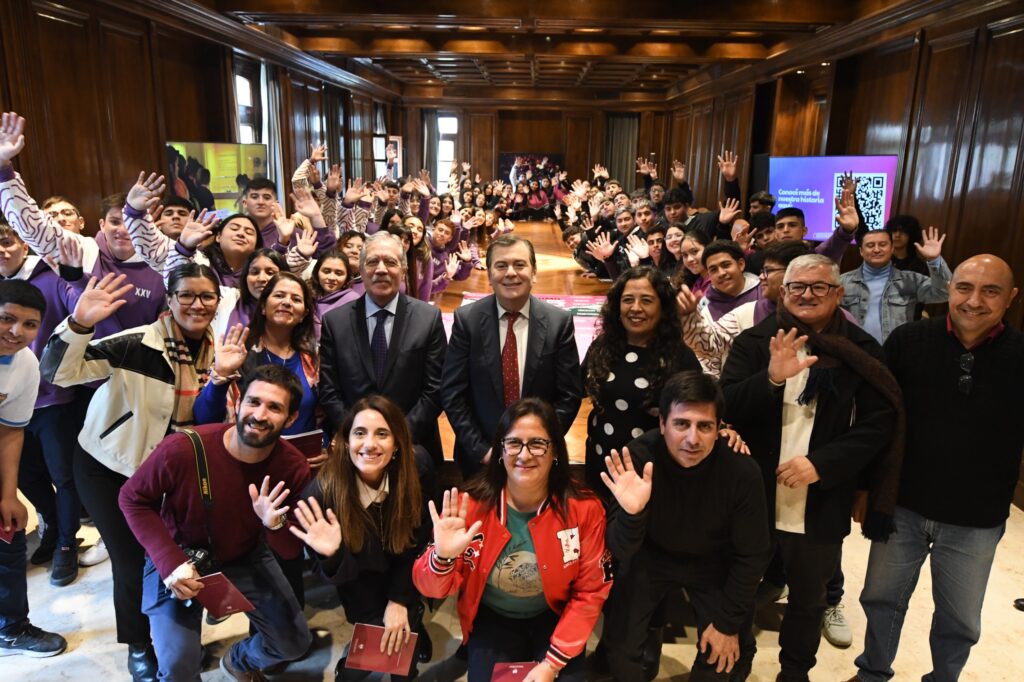 Alumnos de los departamentos Banda, Capital y Robles fueron recibidos por el Gobernador y el Jefe de Gabinete en Casa de Gobierno
