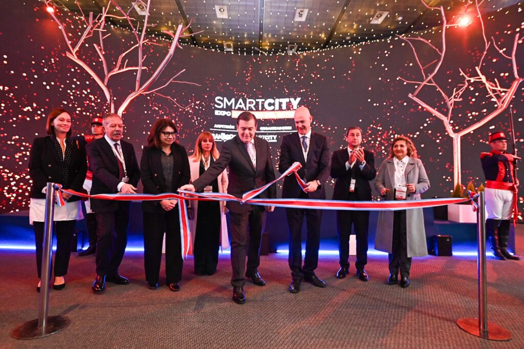 El gobernador Gerardo Zamora encabezó la apertura del 4° Smart City en el Forum