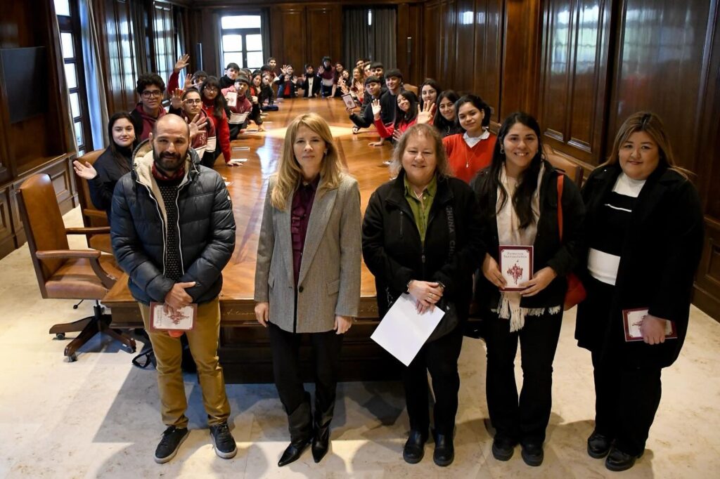 Estudiantes del Instituto La Sagrada Familia visitaron la Casa de Gobierno