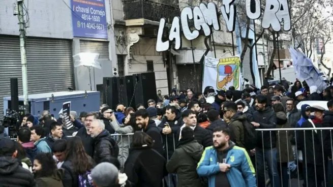 Dirigentes peronistas se reunieron en la sede del PJ para respaldar a Cristina, mientras la militancia aguarda en las calles