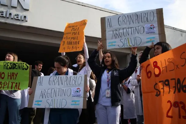 Aseguran que el Gobierno subirá los salarios de residentes del Hospital Garrahan