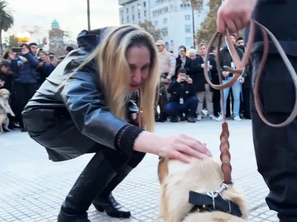 La secretaria general de la Presidencia y la ministra de Seguridad sorprendieron con un acto para los pichichos frente a Casa Rosada