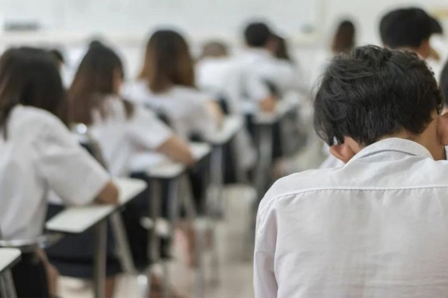 Suspendieron a tres alumnos tras hallazgo de tumberas en un colegio de La Banda