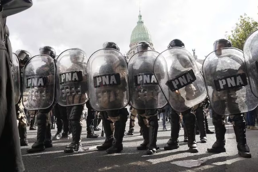 Tensión en el Congreso: La policía acorrala a la megamarcha contra el ajuste de Milei