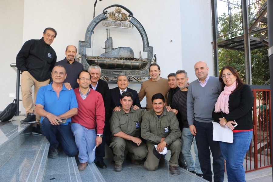 Escultor donó un mural del submarino ARA San Juan a la UNSE