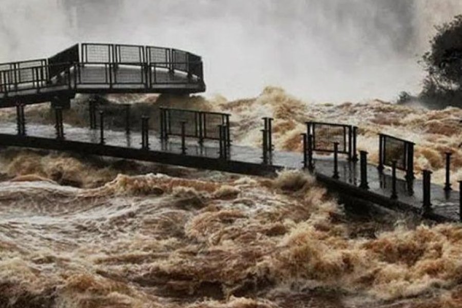 Cerraron el ingreso a las Cataratas por una impresionante crecida del río Paraná
