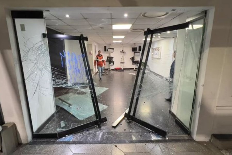 Militantes irrumpieron en el edificio de TN y Canal 13 tras la condena a Cristina