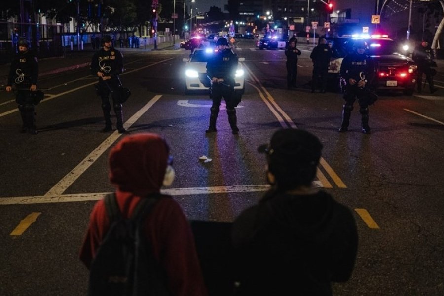 Policía de Los Ángeles realiza arrestos bajo toque de queda y Texas despliega la Guardia Nacional