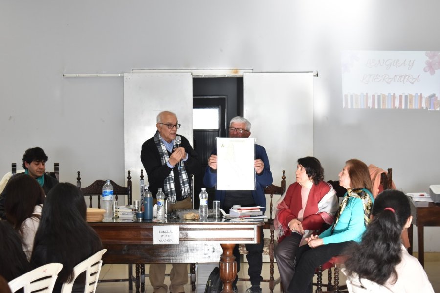 El café literario reunió a escritores, artistas y estudiantes en una jornada de intercambio cultural en Fernández