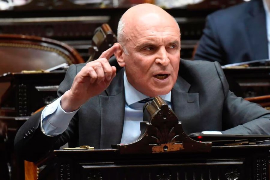 Atacaron la casa de José Luis Espert: Colocaron un pasacalles y tiraron estiércol en la puerta