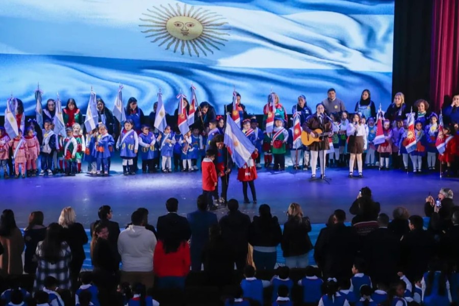 Niños de jardines de infantes hicieron la “Promesa de Cariño a la Bandera” en un emotivo acto en Las Termas