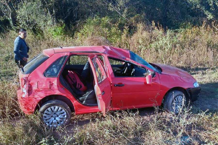 Vuelco en ruta de un pastor, su esposa y otras dos