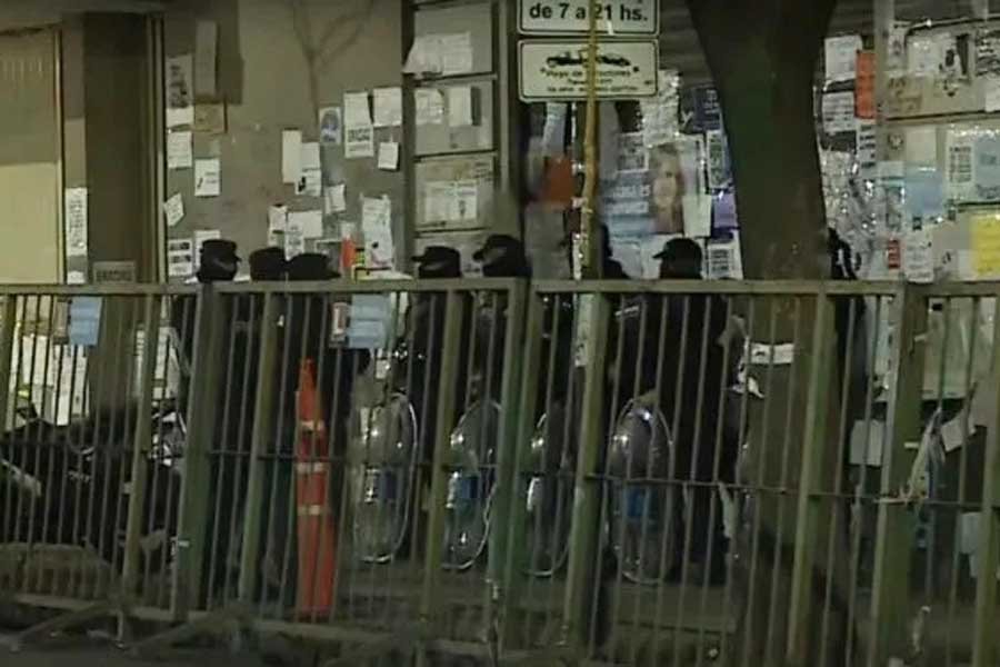 Sorpresivo vallado con custodia policial en la casa de Cristina