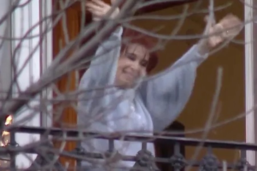 La militancia hizo vigilia por Cristina Kirchner, quien volvió a saludar desde el balcón