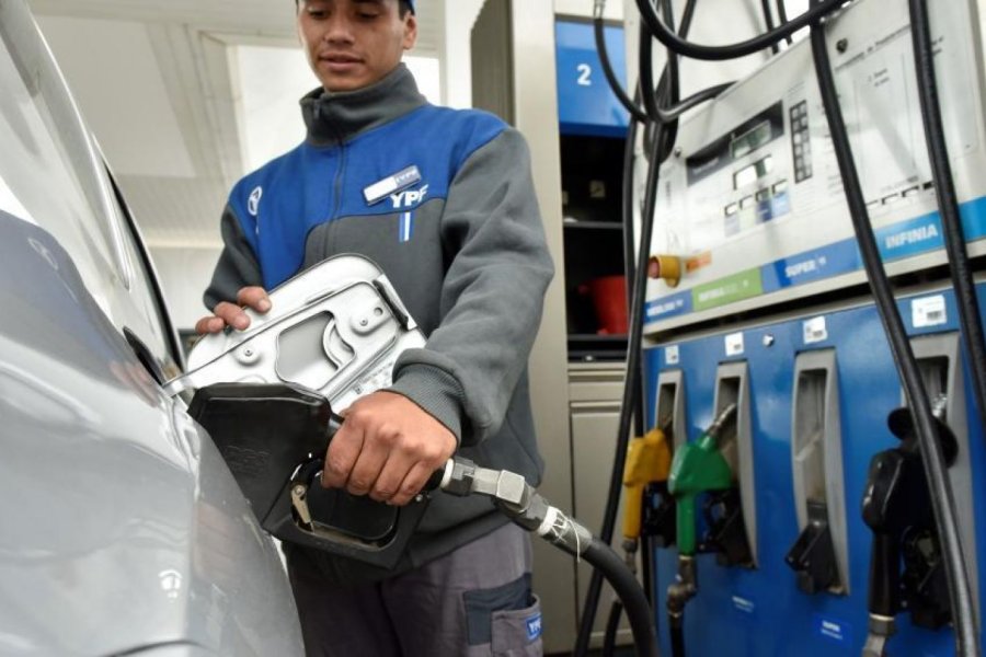 YPF aumentará 3,5% las naftas desde la medianoche: Cómo quedan los precios en los surtidores
