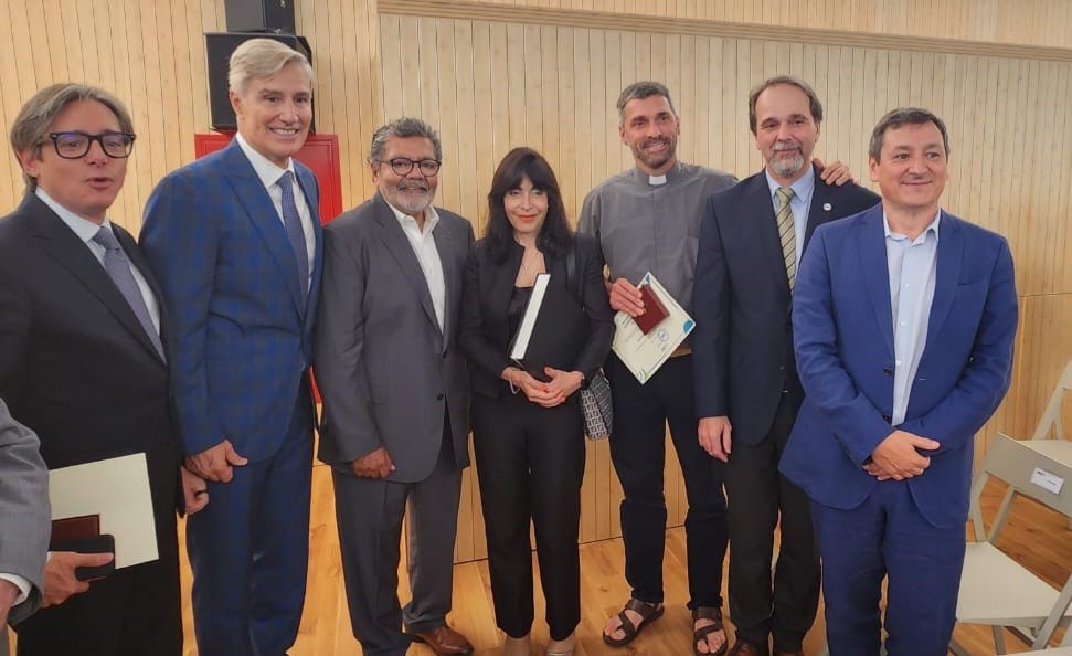 Gerardo Martínez fortalece lazos con el Vaticano y prepara un seminario con el Papa León XIV