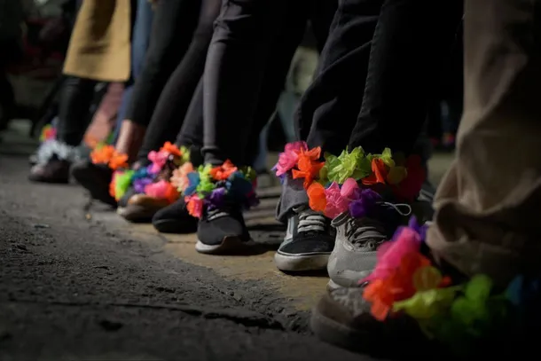 Mujeres se colocan tobilleras de colores frente a la casa de Cristina Kirchner: «Nos la ponemos todas»