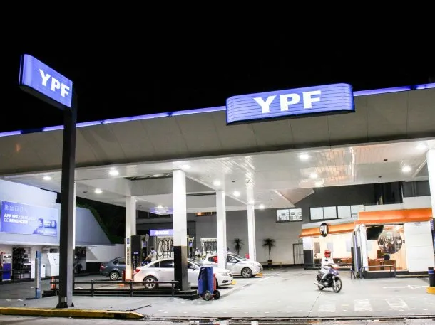 Arrancó el descuento en YPF por cargar nafta de madrugada: de cuánto es la rebaja