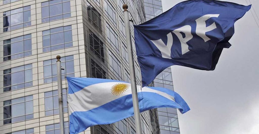 Un abogado de Trump defiende a la Argentina en el juicio por YPF