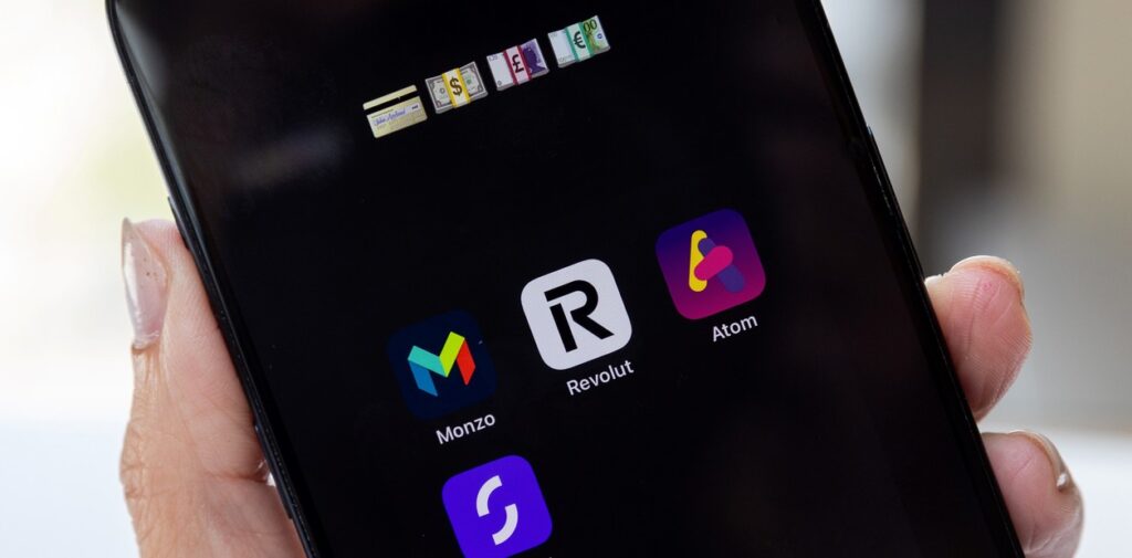 Mercado Pago y Revolut pugnan por ingresar al circuito bancario y financiero de Argentina