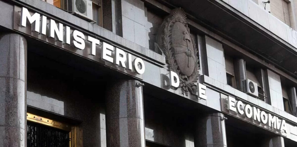 Caputo mejoró sustancialmente el plazo fijo en dólares y el Banco Nación lidera con 2.50%