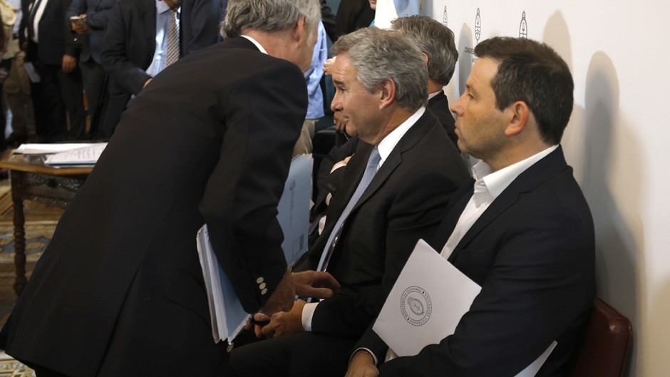 Los bancos se impusieron a Milei: Economía tuvo que ofrecer tasas del 65% para que le renueven la deuda