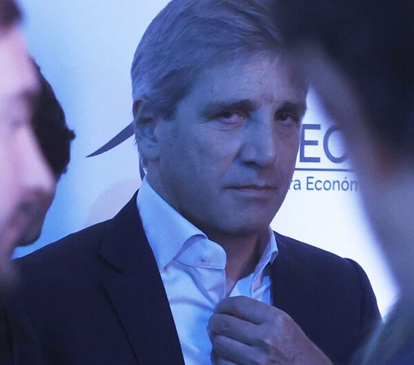 Caputo ahora le echa la culpa a los bancos por la mala praxis que disparó el dólar