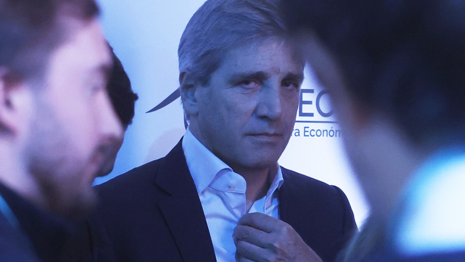 Caputo ahora le echa la culpa a los bancos por la mala praxis que disparó el dólar