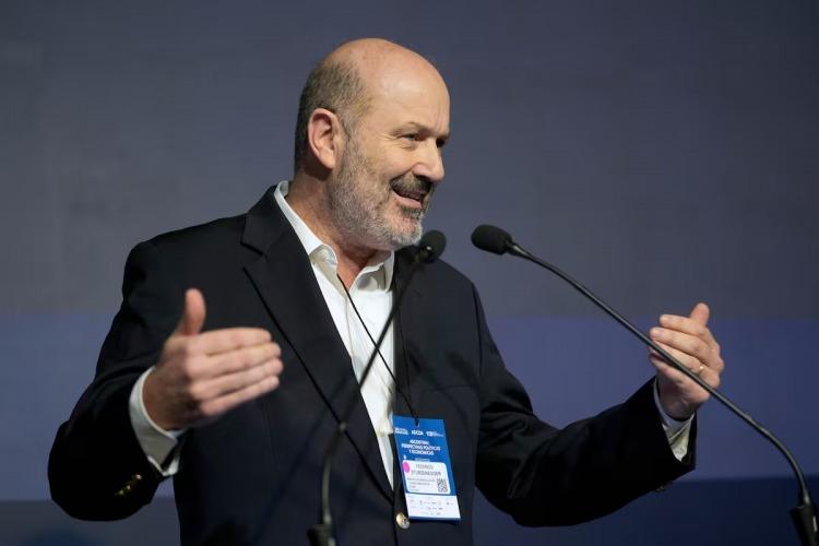 Con el ojo puesto en los inversores extranjeros, Sturzenegger advirtió que desregula la actividad minera