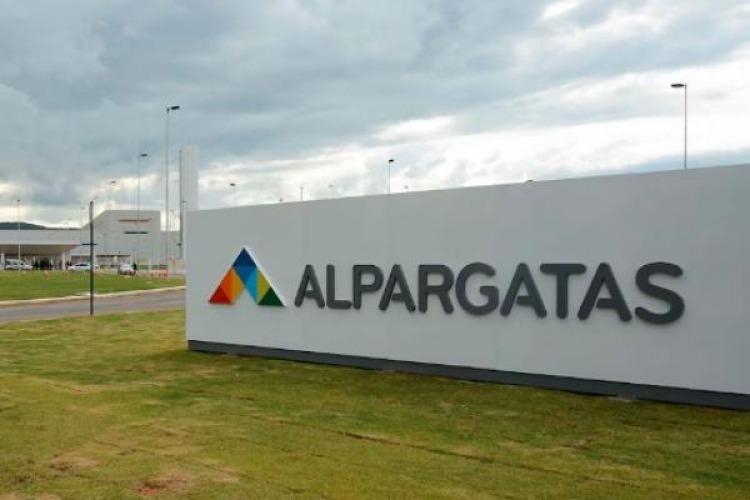 Efecto Milei: Por la caída del consumo, Alpargatas frena producción en corrientes y peligran 400 puestos de trabajo