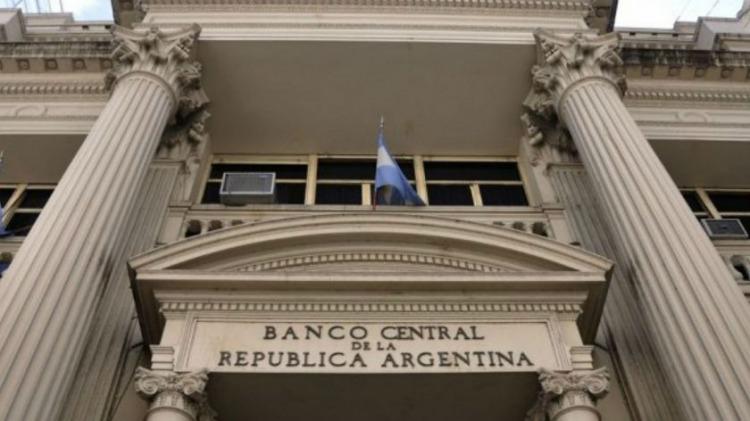 El dólar oficial rozó los $1.300 y expuso otra vez la fragilidad del esquema financiero de Caputo