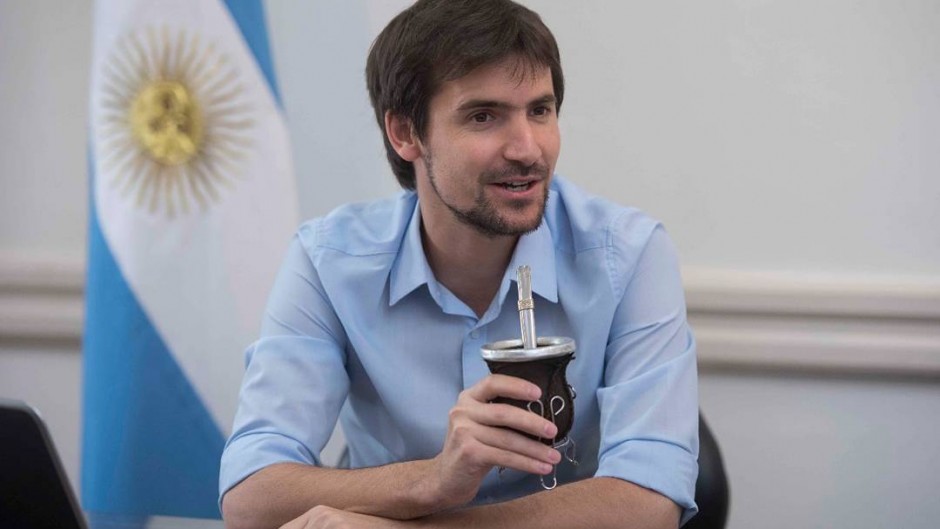 Los Menem ahora apuntan a Manu Vidal para terminar de hundir a Santiago Caputo