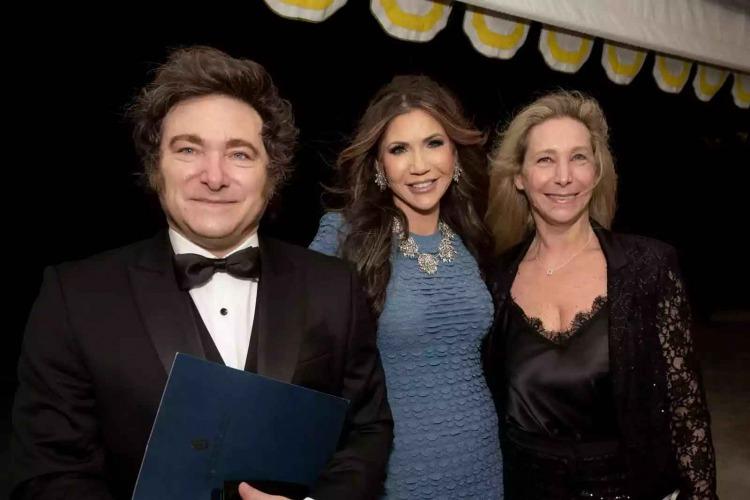 Milei se reunió con Kristi Noem, la secretaria de Trump apodada «la caza inmigrantes»