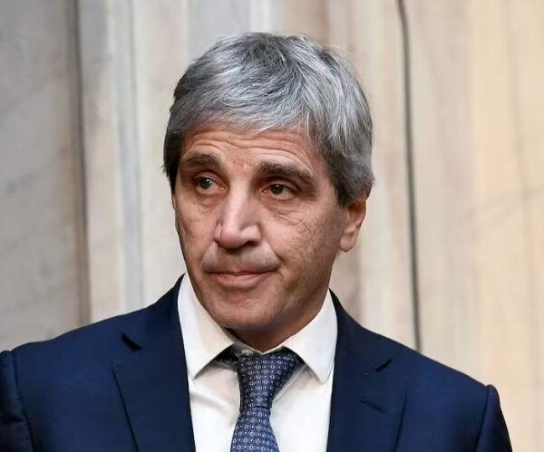 Boom de compra de dólares: un millón de personas por mes siguieron el consejo de Toto Caputo tras la salida del cepo