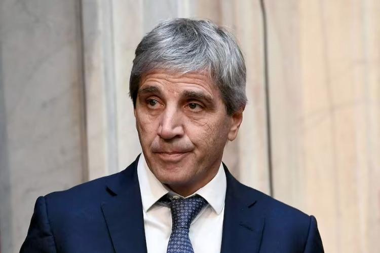 Boom de compra de dólares: un millón de personas por mes siguieron el consejo de Toto Caputo tras la salida del cepo
