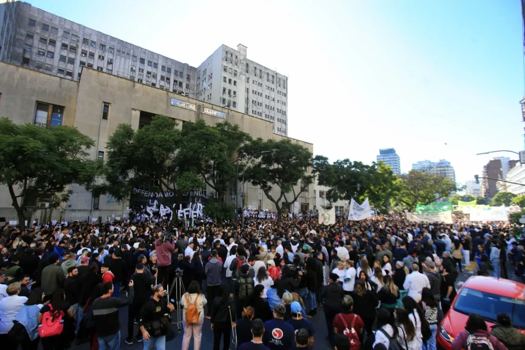 Nueva manifestación frente al rectorado de la UBA, en contra del arancelamiento del Hospital de Clínicas