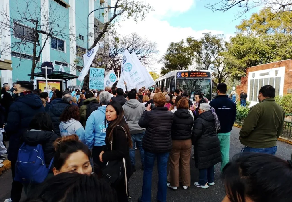 Denuncian que la “motosierra” también llegó al Hospital Naval, donde corren riesgo 500 puestos de trabajo